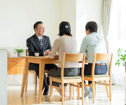 葬儀社の担当に相談する夫婦の写真