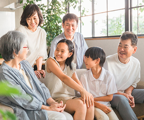 団らんする家族の写真